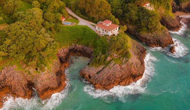 Wishome- Imponente villa sobre el mar con piscina climatizada in Pechón