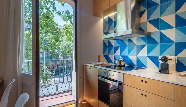 Your ideal urban retreat in Barcelona. This apartment combines functional design with an unbeatable location next to Ciutadella Park and the 22@ district. Featuring two full bathrooms and high-speed Wi-Fi, it offers everything you need for a comfortable