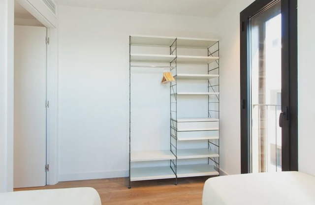 Sunny apartment with balcony in Gràcia with optional parking for 4