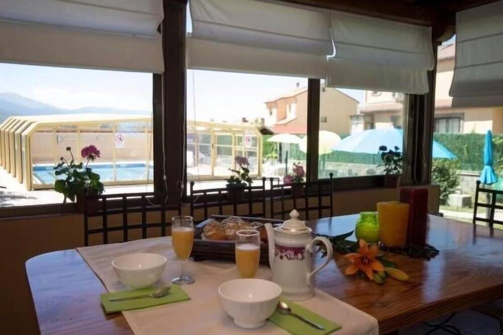 Palazuelos de Eresma House | Holiday Home 'Balcon De Pilatos' with Mountain View, Private Pool and Wi-Fi