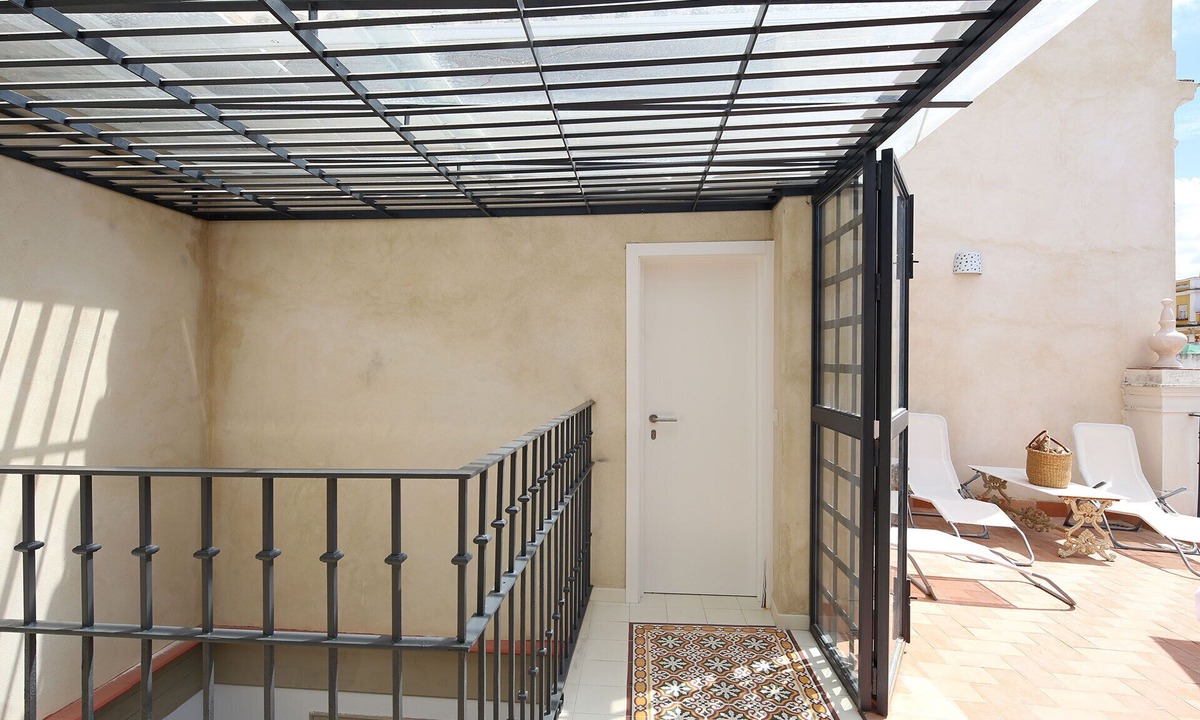 Feria Apartment | Quintana Terrace. 5 bedrooms, 3 bathrooms, terrace for up to 10.