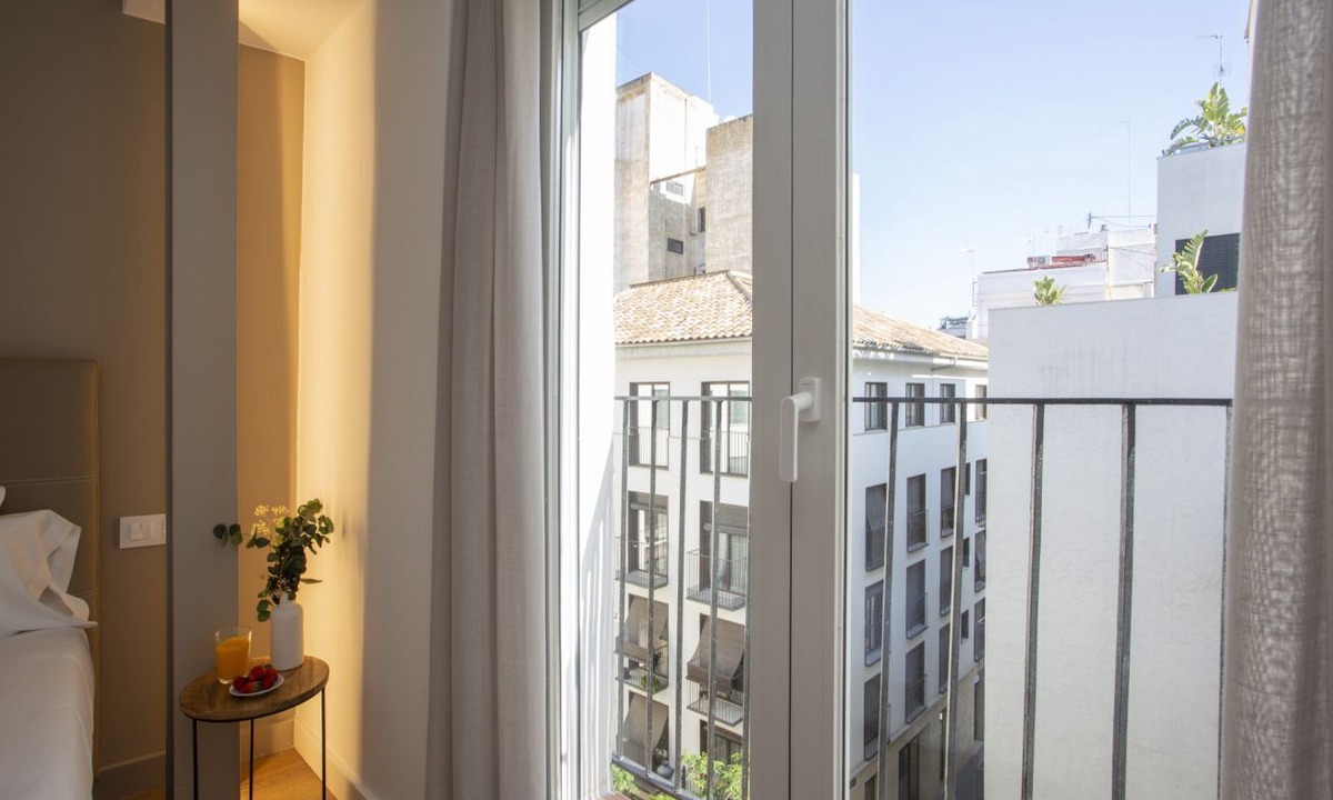 Valencia City Centre Apartment | Discover this bright 100m² apartment in the heart of Valencia, where modern design and comfort combine to offer you an unforgettable stay. Accommodating up to eight people, the home features three bedrooms (one with a double bed, two with single beds),