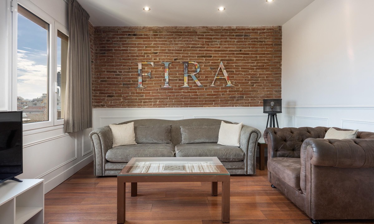 La Nova Esquerra de l'Eixample Apartment | Next to the train station and the Barcelona trade fair.