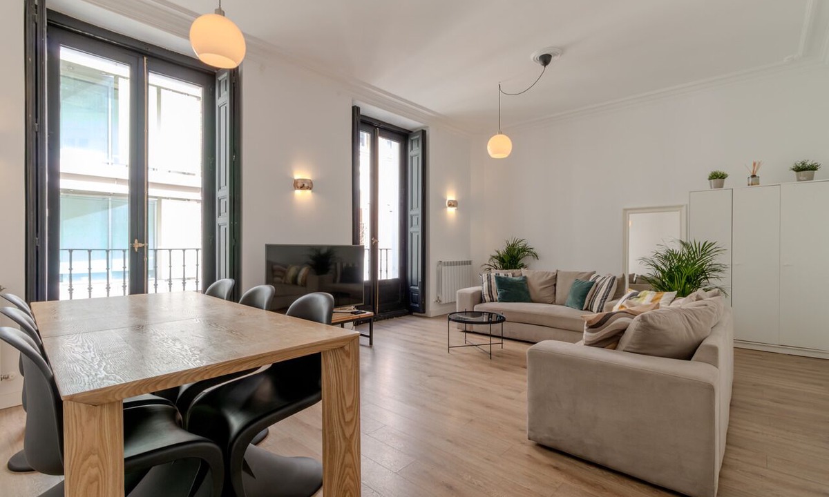 Centro Apartment | Callao/Gravia 3 Bedrooms 3 Bathrooms. Quiet retreat steps away from Gran Vía