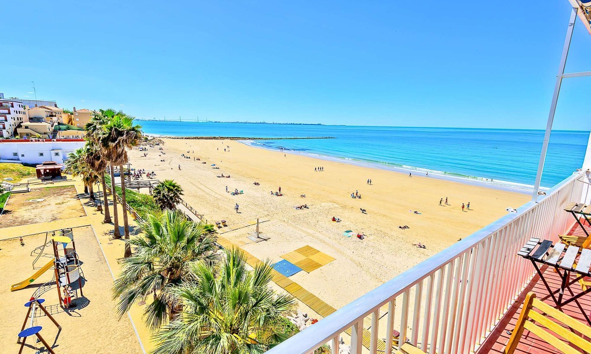 El Puerto de Santa Maria Apartment | Beachfront 3-BR apartment with pool and balconies