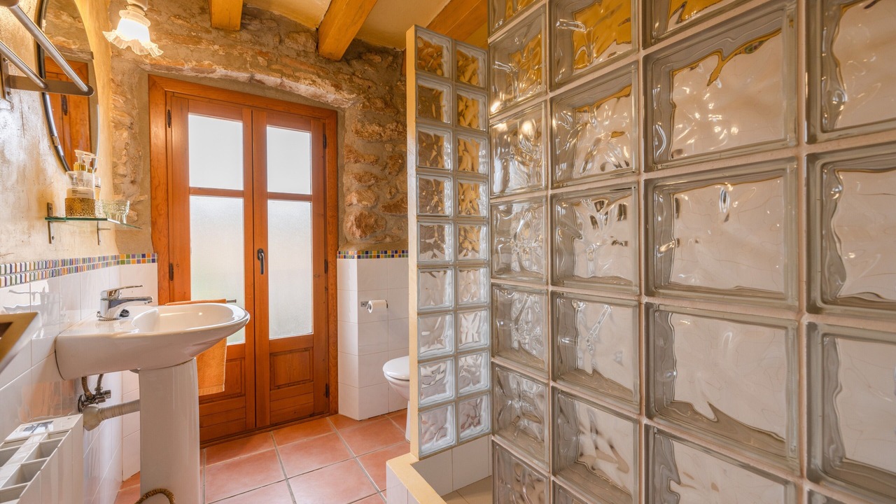 Photo of Bathroom in Pira