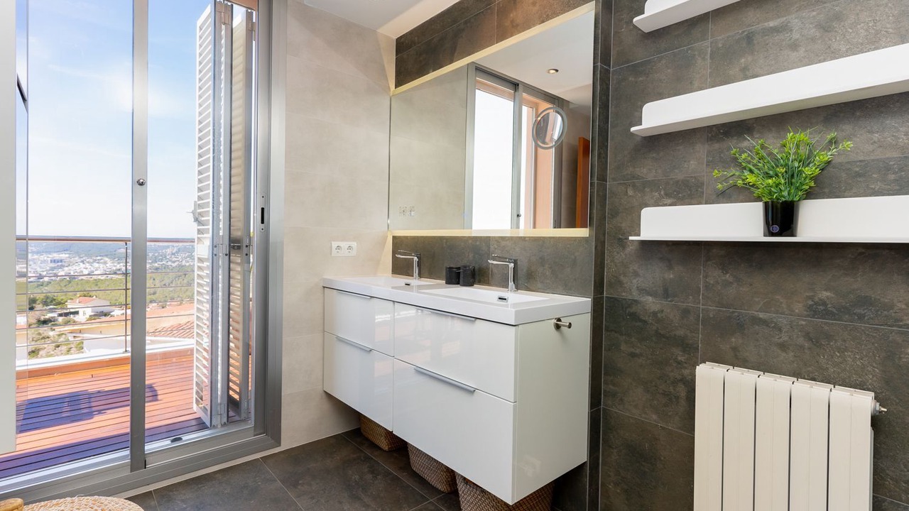 Photo of Bathroom in Quint Mar