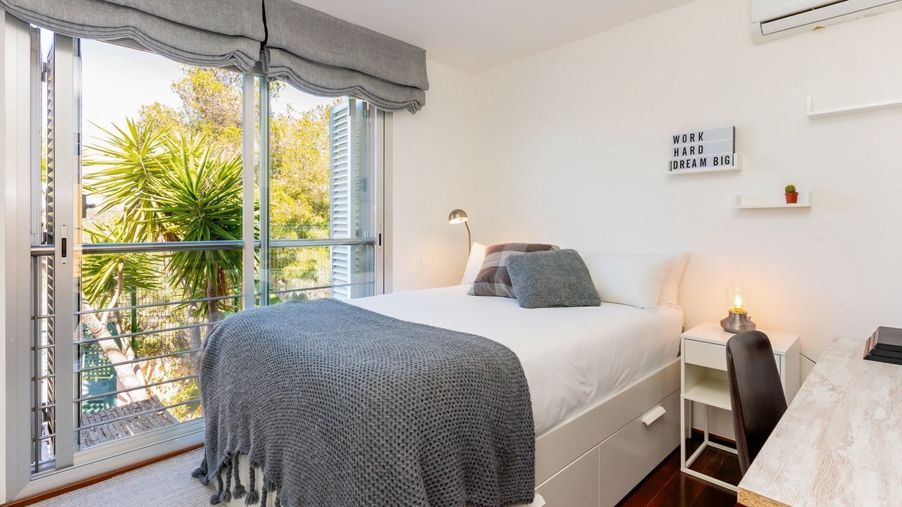 Photo of Bedroom in Quint Mar