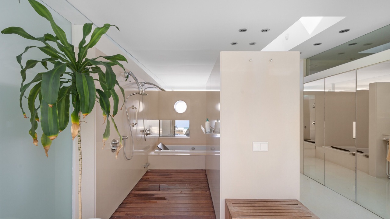 Photo of Bathroom in Quint Mar
