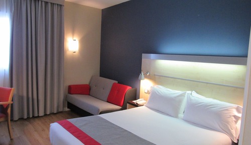 Standard Room, 1 Queen Bed, Accessible (Free Breakfast)