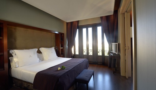 Senior Suite (with extra bed)