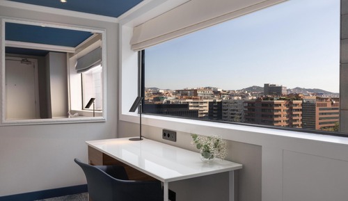 Executive Room, 1 King Bed, City View, Corner