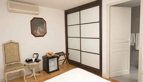 Single Room (Interior)