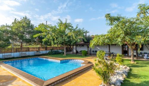 Villa with Garden View