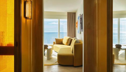 One-Bedroom Corner King Suite with Seafront View