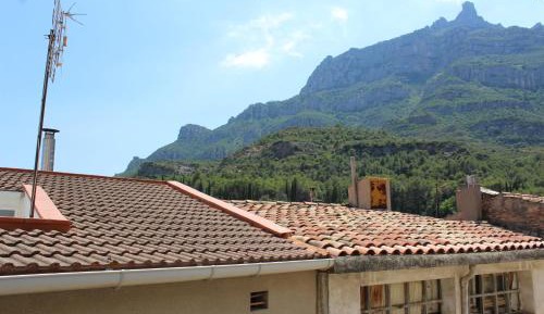 Two-Bedroom Apartment with Mountain View