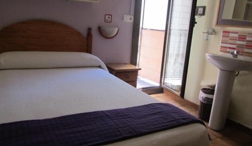 Small Double Room with Shared Bathroom