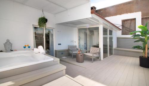 Two-Bedroom Deluxe Apartment with Balcony