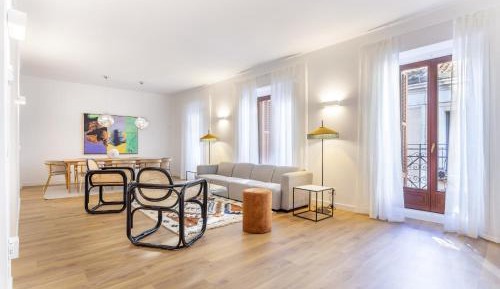 Four-Bedroom Apartment VI