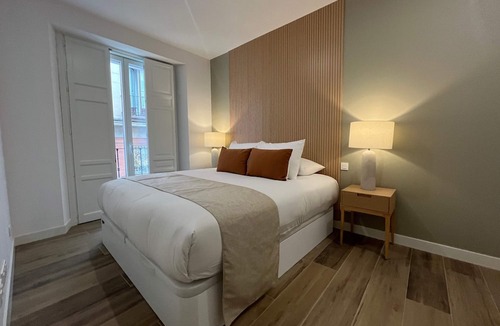 Malasana Apartment | w Impressive 3BR w Sunny Terrace in Chueca