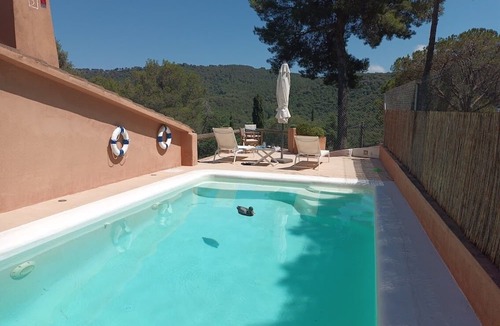 Argentona House | SUITE B&B, PRIVATE 2 BEDROOMS LIVING ROOM AND POOL NO KITCHEN