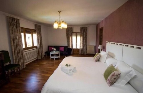 Palazuelos de Eresma House | Holiday Home 'Balcon De Pilatos' with Mountain View, Private Pool and Wi-Fi