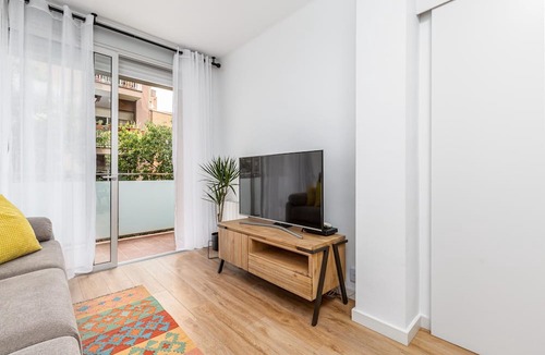 El Poble-sec Apartment | Everything in this completely reinvented 3 bedroom 2 bathroom rare find that can host 7 people