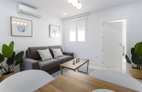 Old Town Apartment | Ground floor apartment with terrace - BRUJULA by Cadiz4Rentals