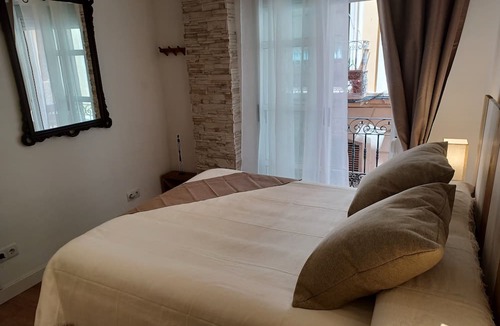 Alicante City Centre Apartment | Fantastic central and romantic studio 5 min. from the beach-Wifi-Aire Acon.
