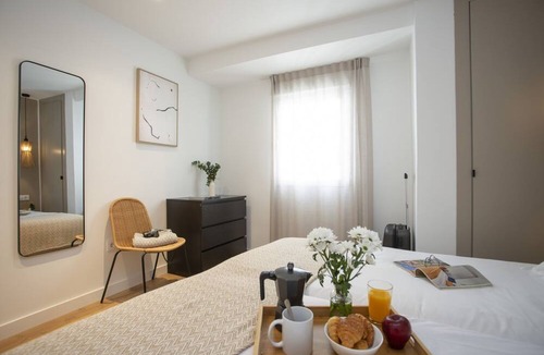Valencia City Centre Apartment | Discover this bright 100m² apartment in the heart of Valencia, where modern design and comfort combine to offer you an unforgettable stay. Accommodating up to eight people, the home features three bedrooms (one with a double bed, two with single beds),