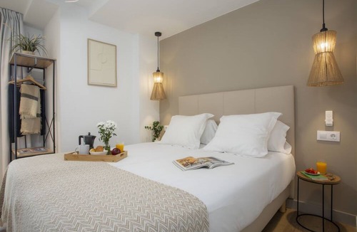Valencia City Centre Apartment | Discover this bright 100m² apartment in the heart of Valencia, where modern design and comfort combine to offer you an unforgettable stay. Accommodating up to eight people, the home features three bedrooms (one with a double bed, two with single beds),