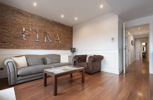 La Nova Esquerra de l'Eixample Apartment | Next to the train station and the Barcelona trade fair.