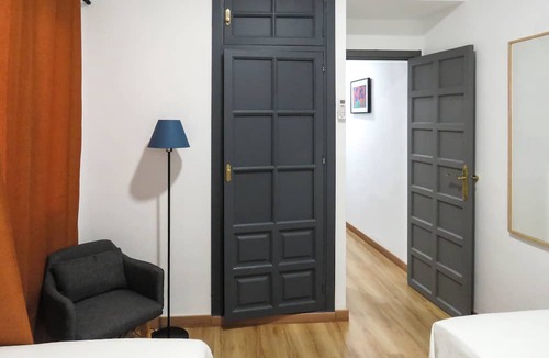 San Gil Apartment | F2 3 bedrooms Apartment with Balcony/WIFI/Air Conditioning/Kitchen in Historic Center