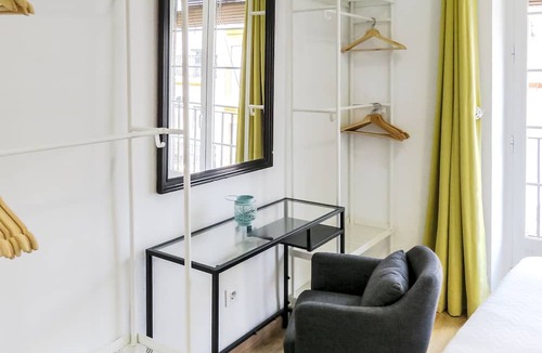San Gil Apartment | F2 3 bedrooms Apartment with Balcony/WIFI/Air Conditioning/Kitchen in Historic Center