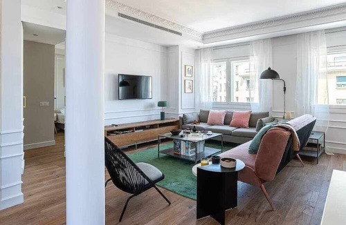 Eixample Apartment | Huge 4 bed/4bathensuite, same block as gaudi house
