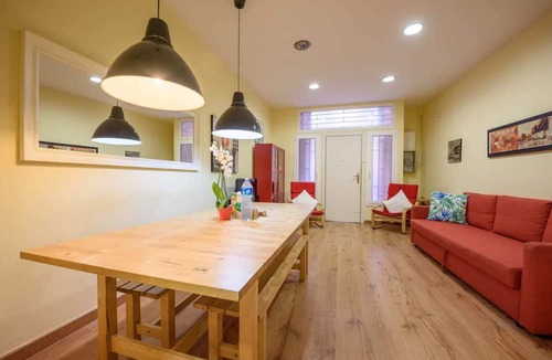 El Poble-sec Apartment | Creu - Ramblas Rentals Chic & Spacious Flat |Pool Table| 15m Ramblas
