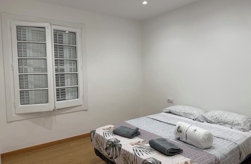 La Sagrada Familia Apartment | 4-bedroom apartment with AC in vibrant Barcelona