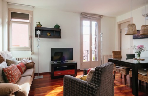 La Sagrada Familia Apartment | SUNNY AND NEW APARTMENT! NEXT TO THE SAGRADA FAMILIA. 3 BALCONIES OUTSIDE.