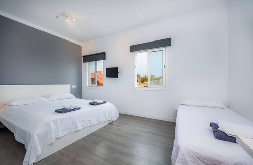 Can Pastilla Apartment | Triple room Nº10' with Shared Terrace, Wi-Fi and Air Conditioning
