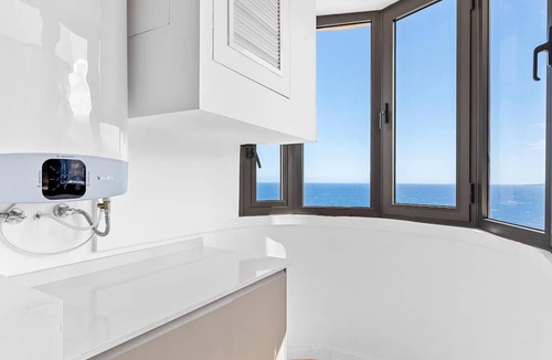 Radazul Apartment | Stylish Apartment with Stunning Views & Parking