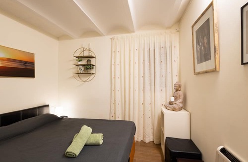 El Coll Apartment | Apartment "Bonito Piso Cerca de Park Guell" with Wi-Fi & A/C