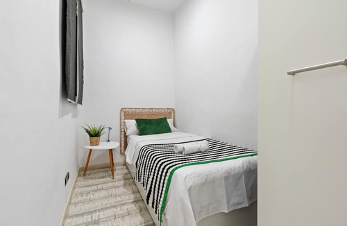 El Camp de l'Arpa del Clot Apartment | Your Barcelona Base: Cozy Apt by Sant Pau & Metro w/AC & Balcony