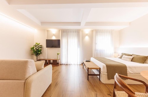 Barri Vell Apartment | Bravissimo Studio Rei Martí, renovated studio with lift in Girona’s old town