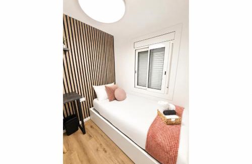 Cornella de Llobregat House | Private Rooms Easy Access to Airport & City Center