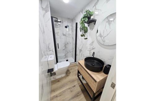 Cornella de Llobregat House | Private Rooms Easy Access to Airport & City Center