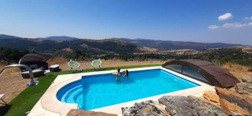 Berzocana Villa | Casa de la luz-Finca la sierra Alojamiento de 4 estrellas completo en el corazón del Geoparque de 6 a 12 personas