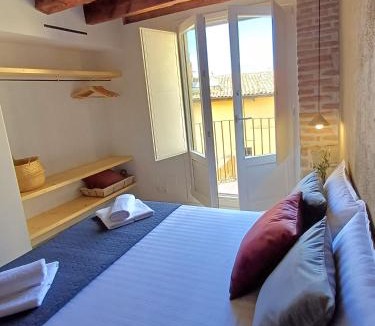 Vic Apartment | FeelhomeVIC. Ático con terraza en centro histórico