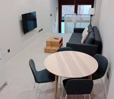 Old Town Apartment | Aptos Living Libreros climatizados