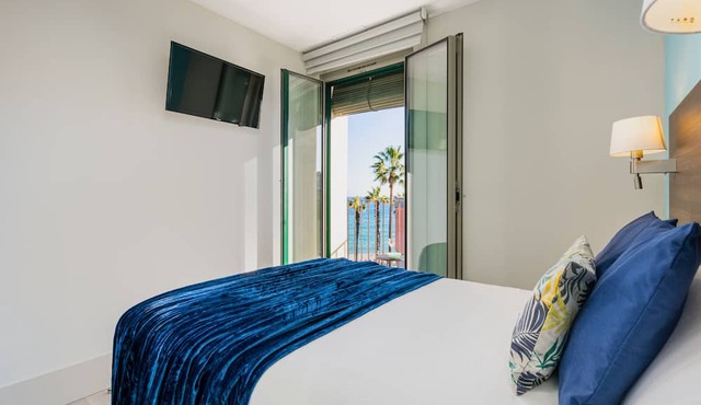 Stunning 2-Bedroom Apartment with Sea View in Barceloneta