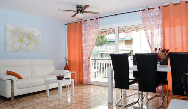 Apartment LLavaneras 30' Barcelona with swimming pool, beachfront and train